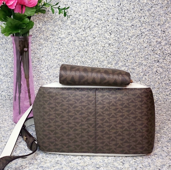 🔥SOLD🔥🌺Michael Kors🌺 POEBE Optic White MD Bucket Messenger Leather & Wallet - Picture 5 of 16